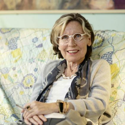 Portrait von Silvia Bovenschen, sitzend auf einer Couch mit Zigarette in der linken Hand
