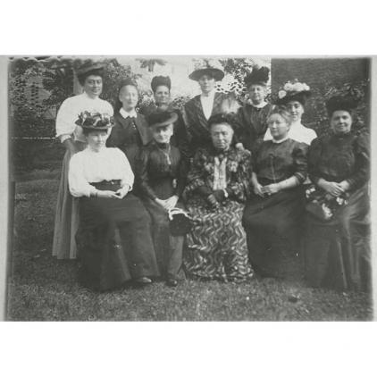 Der erste Vorstand des Vereins „Weibliche Fürsorge“ in Frankfurt a. M. 1904, mit Henriette Fürth, Bertha Pappenheim, Henny Elkan, Sidonie Dann, Bertha Holzmann, Clementine Cramer und Cilly Epstein.