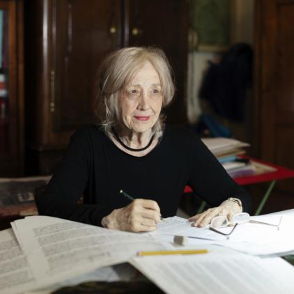 Gloria Coates am Schreibtisch sitzend