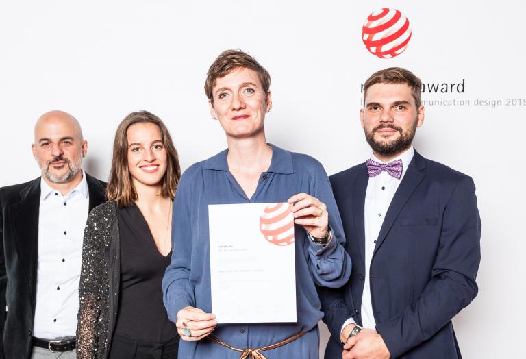 Red Dot für gute Gestaltung: Das Outermedia-Team, Mariano Procopio (v.l.n.r.), Cosima Toshi und Eva Duwenkamp, sowie Marius Zierold von der DDF-Geschäftsstelle erhalten die Auszeichnung für das DDF-Portal