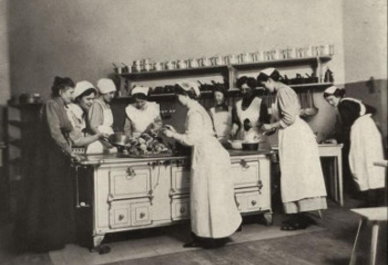 Schülerinnen eines Kochkurses am Lette-Verein.