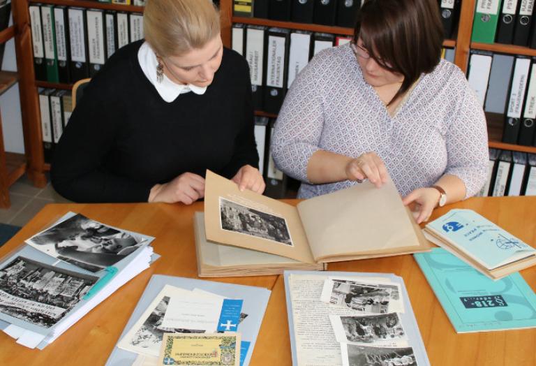 Sichtung des EFHiD-Bestandes durch zwei Mitarbeiterinnen im Archiv der deutschen Frauenbewegung in Kassel.