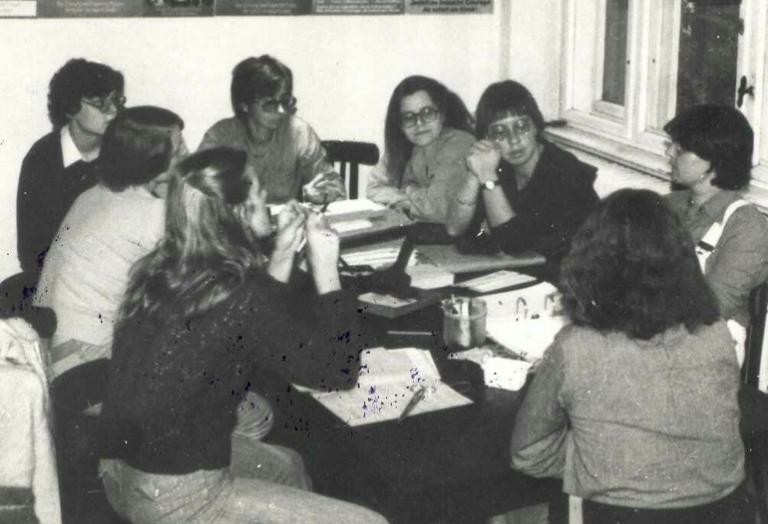 Die Mitarbeiterinnen Christa Müller (hinten Mitte), Barbara Weber, Adelheid Zöfelt, Heidi Stein in einem Büroraum mit unbekannten Personen
