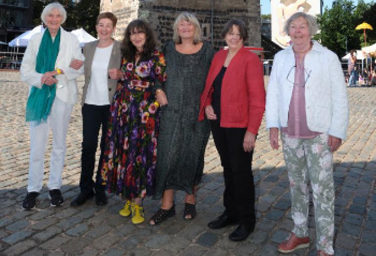 Abgebildet sind Pionierinnen der Neuen Frauenbewegung im FMT. V.l.n.r.: Barbelies Wiegmann, Christiane Erlemann, Molli Hiesinger, Alice Schwarzer, Sabine Zurmühl, Gisela Schneider.