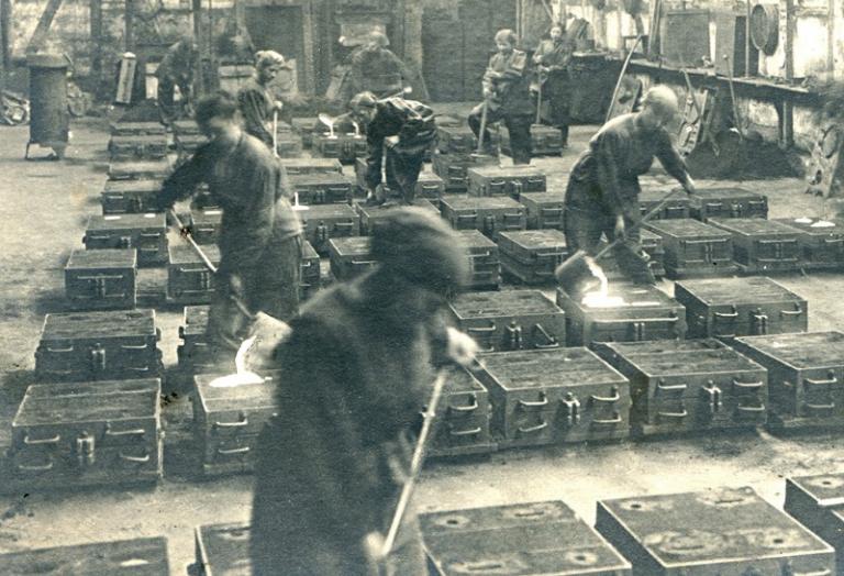 Arbeiterinnen in einer Gießerei, um 1910