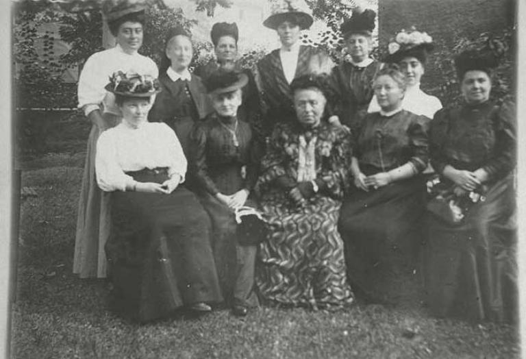 Der erste Vorstand des Vereins „Weibliche Fürsorge“ in Frankfurt a. M. 1904, mit Henriette Fürth, Bertha Pappenheim, Henny Elkan, Sidonie Dann, Bertha Holzmann, Clementine Cramer und Cilly Epstein.