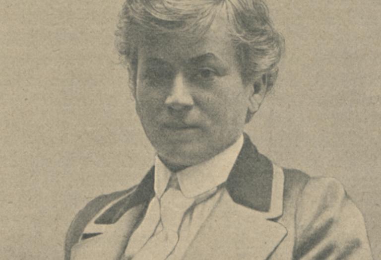 Portrait von Ika Freudenberg in einem hellen Anzug mit weißer Krawatte