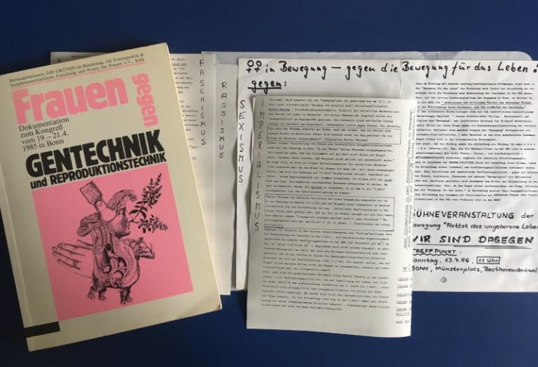 Cover der Kongressdokumentation "Frauen gegen Gentechnik und Reproduktionstechnik" und diverse Archivmaterialien