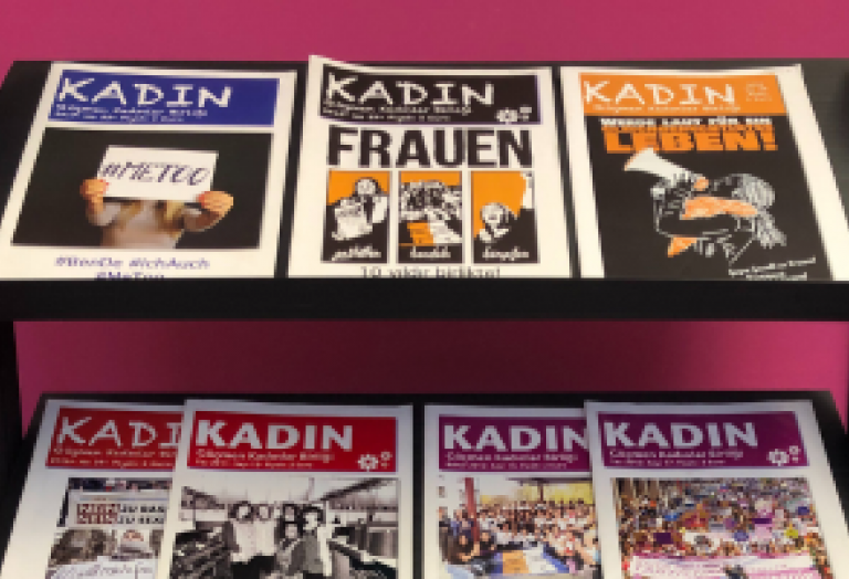 Abgebildet sind Ausgaben der Zeitschrift Kadin des Bundesverbandes der Migrantinnen in Deutschland