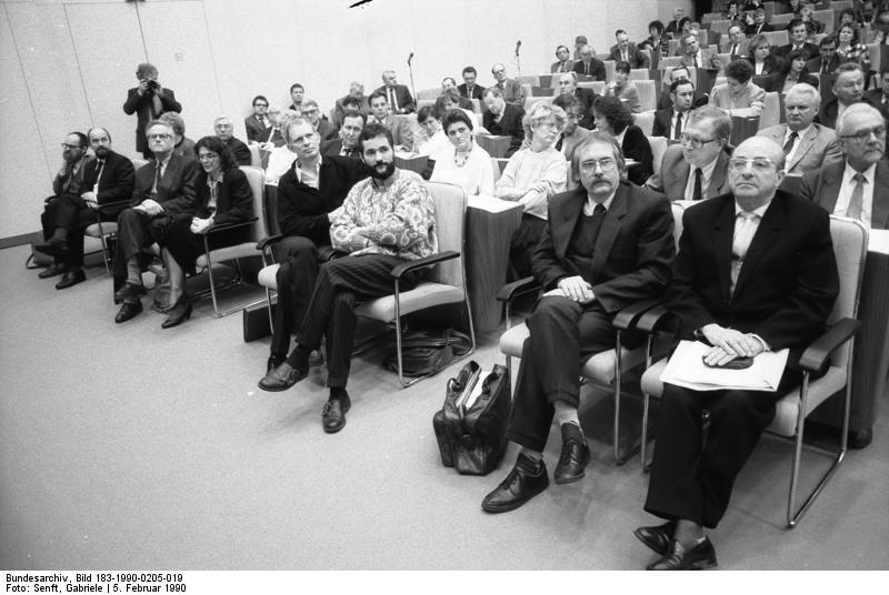 Tatjana Böhm (1. Reihe, 4. von links) bei der 16. Volkskammer-Tagung am 5. Februar 1990 zur Aufnahme der neuen MinisterInnen in das Kabinett Modrow mit (v.l.n.r.): Sebastian Pflugbeil (Neues Forum), Rainer Eppelmann (Demokratischer Aufbruch), Dr. Walter Romberg (SPD), Tatjana Böhm (Unabhängiger Frauenverband), Klaus Schlüter (Grüne Liga), Matthias Platzeck (Grüne Partei), Gerd Poppe (Initiative Frieden und Menschenrechte), Dr. Wolfgang Ullmann (Demokratie Jetzt).