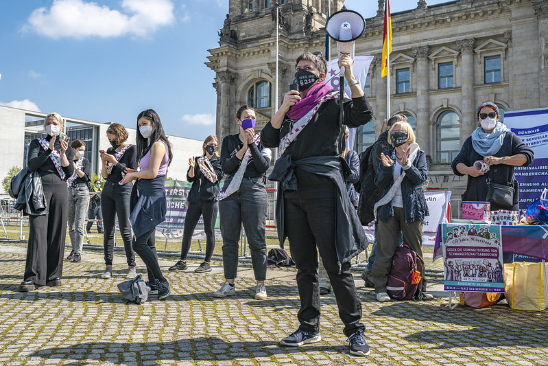 Das Bündnis für sexuelle Selbstbestimmung beim Aktionstag am15. Mai 2021, hier Berlin. Ines Scheibe mit Megafon.